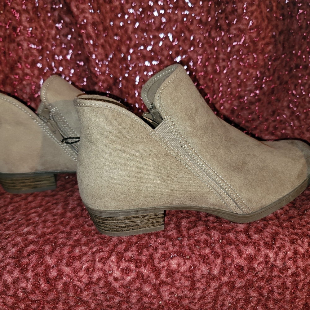 Time and Tru Women's Suede Ankle Booties - Taupe